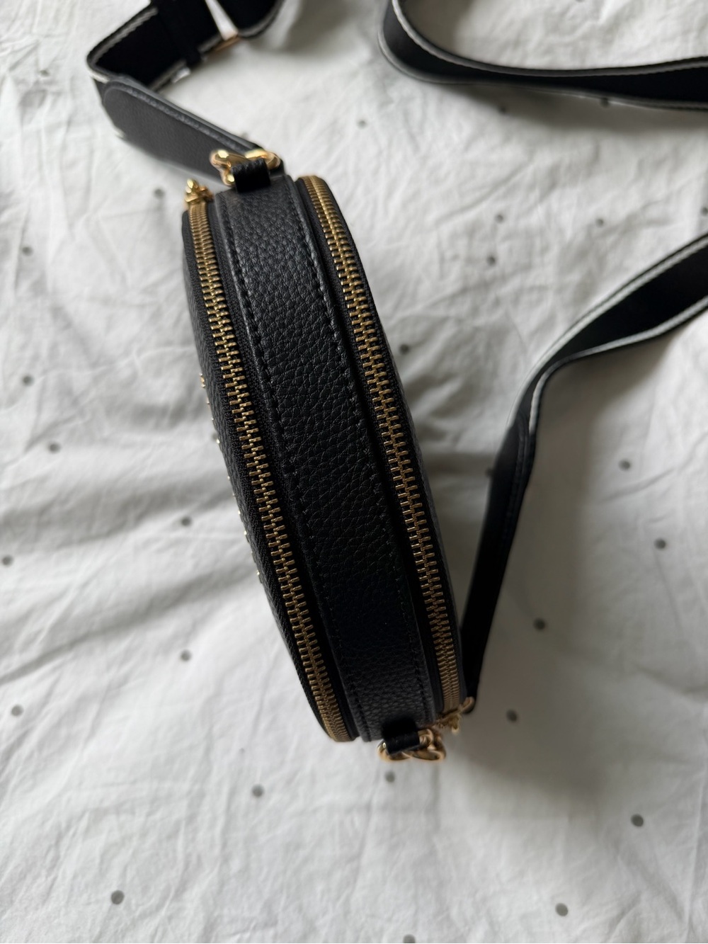 Marc Jacobs Black Pebbled Round Crossbody Bag with Gold Hardware - Picture 10 of 14